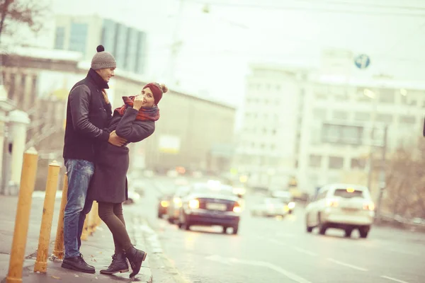 Lovers walking in the city streets — Stock Photo, Image