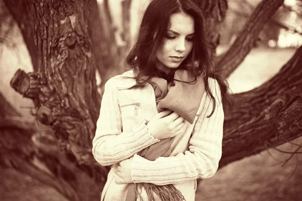 Jonge vrouw in in herfst park — Stockfoto