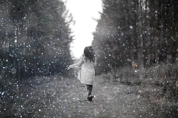 Jeune femme dans dans le parc d'automne — Photo