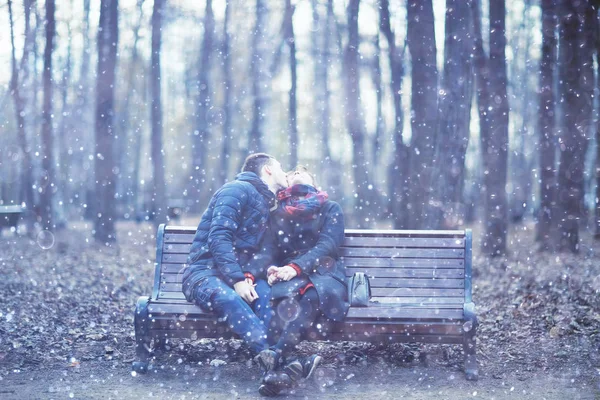 Couple assis sur un banc — Photo
