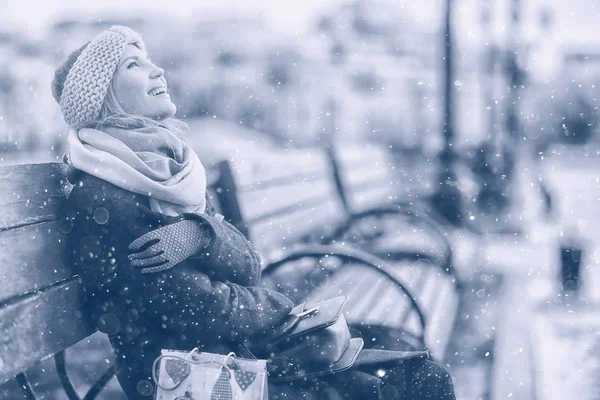 여자는 겨울에는 도시에서 도보 — 스톡 사진