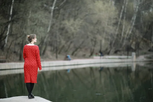 Jeune femme dans une ville d'hiver — Photo