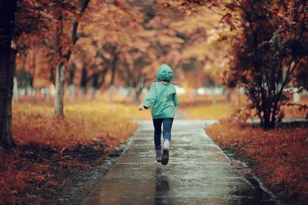 Ragazza in esecuzione nel parco autunnale — Foto Stock