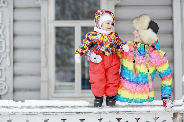 Çocuk ve anne kışın eğleniyor — Stok fotoğraf