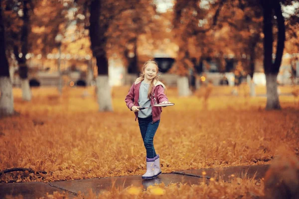 Flicka spelar badminton i parken — Stockfoto