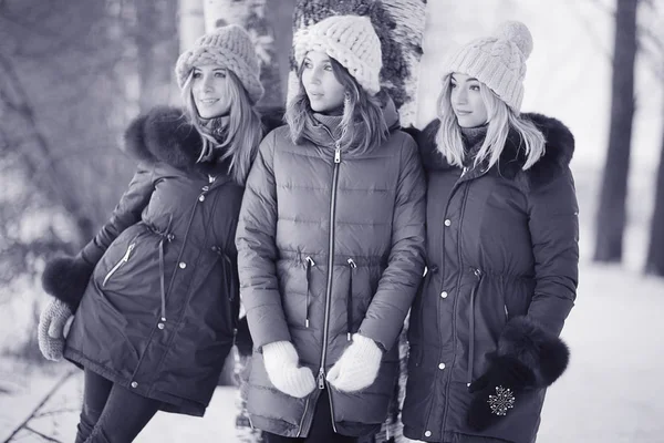 Giovani ragazze che camminano all'aperto — Foto Stock