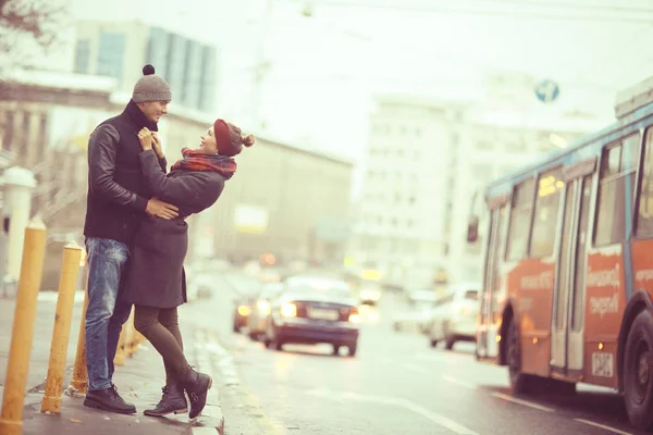 Genç bir çift şehirde yürüyor. — Stok fotoğraf