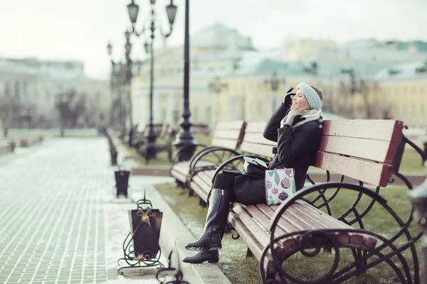 Nachdenkliche Frau im Winter — Stockfoto