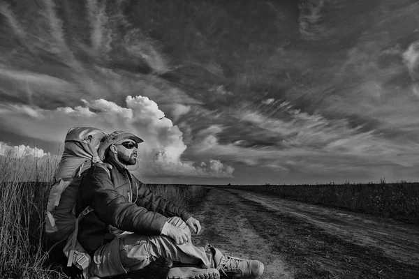 Adventure man traveling outdoor — Stock Photo, Image