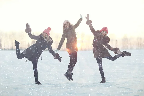 Groep meisjes springen in de winter — Stockfoto