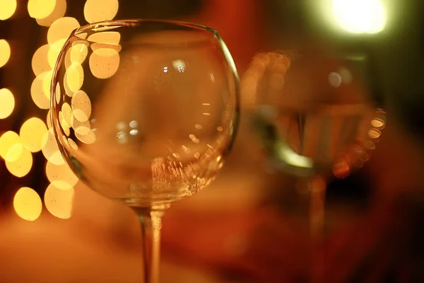Akşam yemeği masada Şarap kadehi ile — Stok fotoğraf