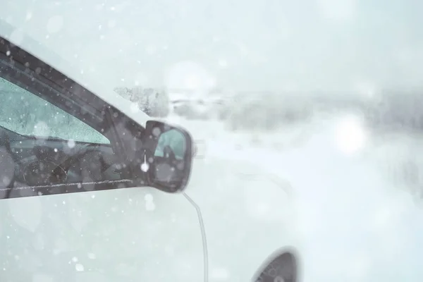 Sfondo con auto in inverno — Foto Stock