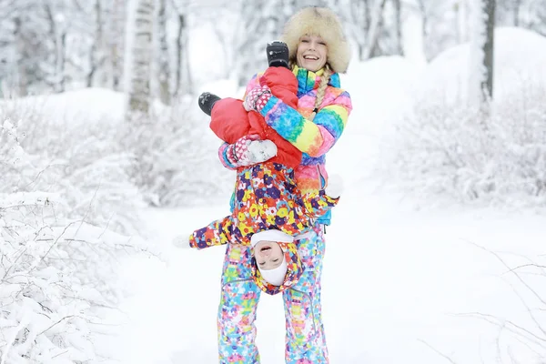 Karlı park annesi ile kız — Stok fotoğraf