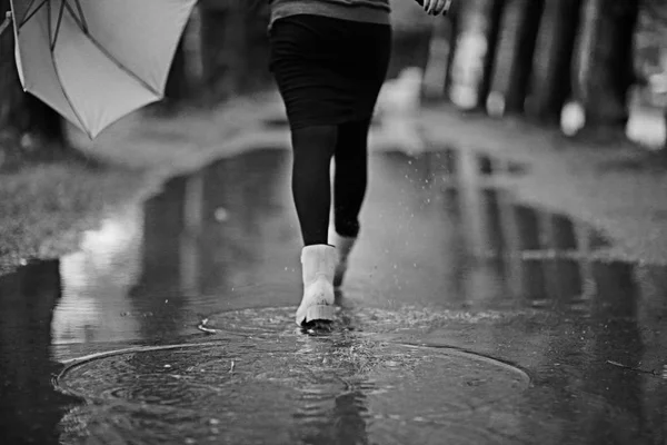 Pies de mujer en botas de goma —  Fotos de Stock