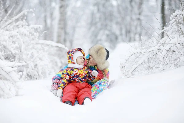 Filha e mãe brincando na neve — Fotografia de Stock