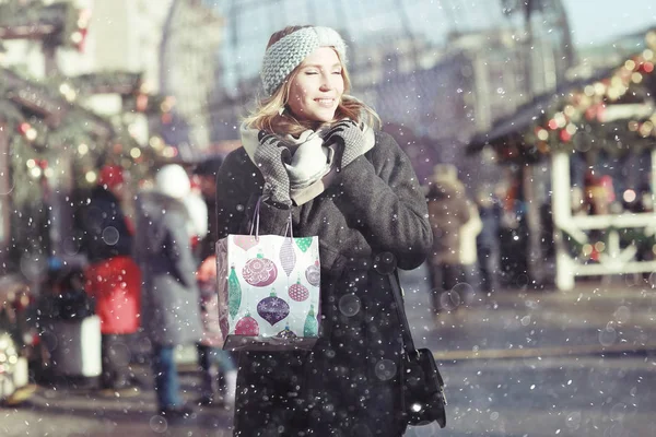 Blondine kauft Weihnachtsgeschenke — Stockfoto