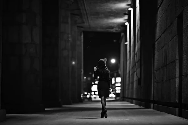 Chica joven caminando en la ciudad — Foto de Stock