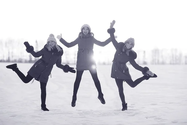 Grupo de meninas pulando no inverno — Fotografia de Stock