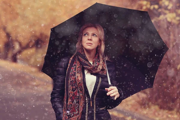 秋の公園で傘を持つ女性 — ストック写真