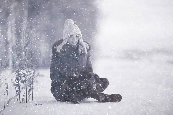 Jovem mulher no inverno dia frio — Fotografia de Stock