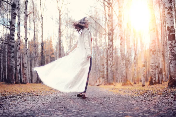 Ragazza allegra nel parco di autunno — Foto Stock