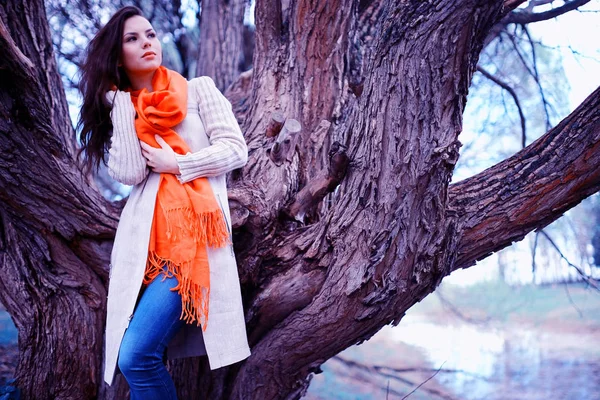 Jeune fille dans le parc — Photo