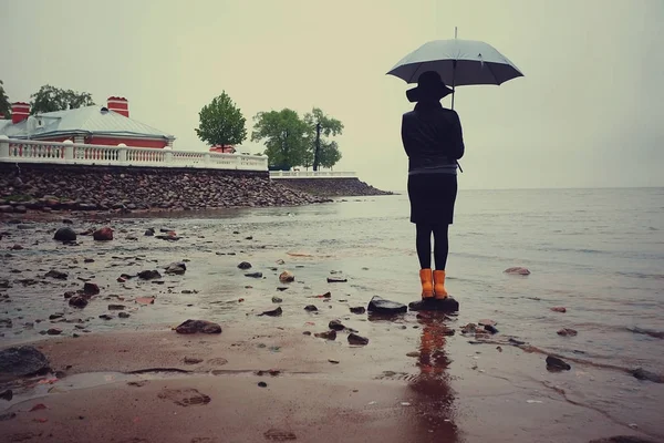 Женщина с зонтиком у моря — стоковое фото