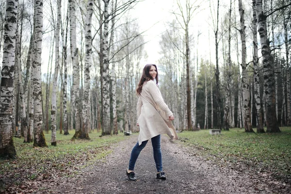Mladá dívka v lese na jaře — Stock fotografie