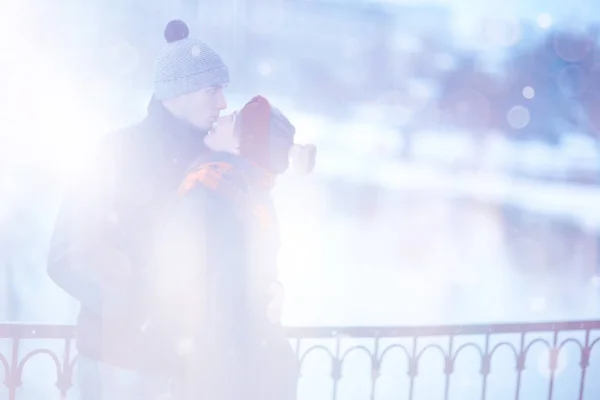 Couple amoureux dans la ville de printemps — Photo