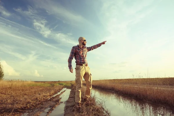 Man reiziger in wildlife op herfst — Stockfoto