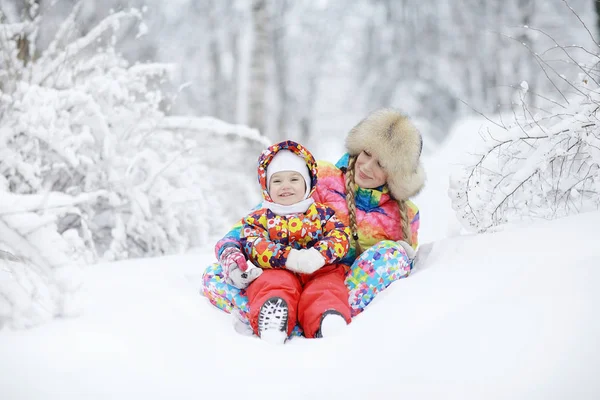 Anne ve küçük kızı parkta. — Stok fotoğraf