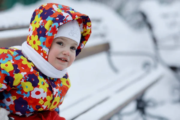 Bambina che entra nel parco — Foto Stock