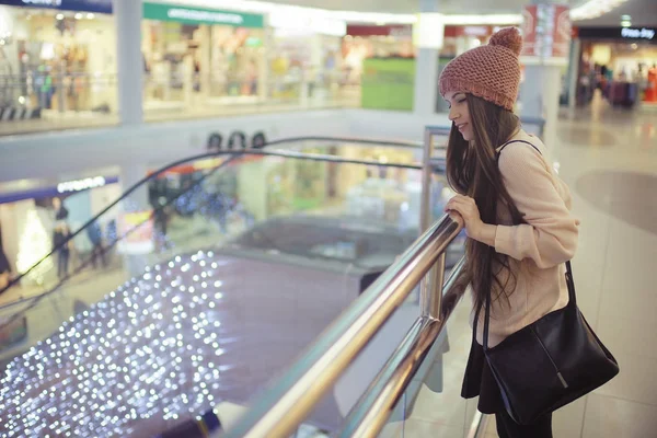 Ung flicka på shopping center — Stockfoto