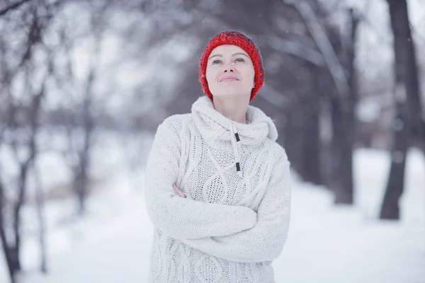 Femeie tânără cu părul scurt în parc — Fotografie, imagine de stoc