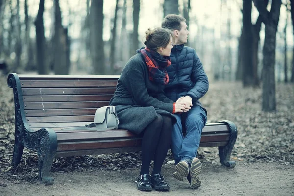 Пара, сидящая на скамейке — стоковое фото