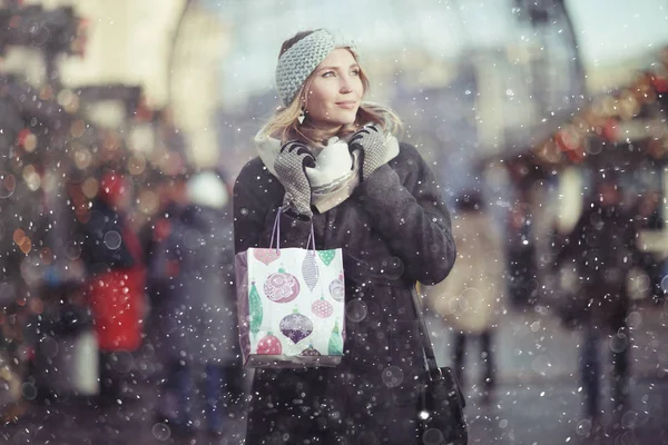 Sarışın kadın Noel hediyeleri satın alma — Stok fotoğraf