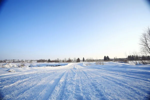 Kışın karlı yol — Stok fotoğraf