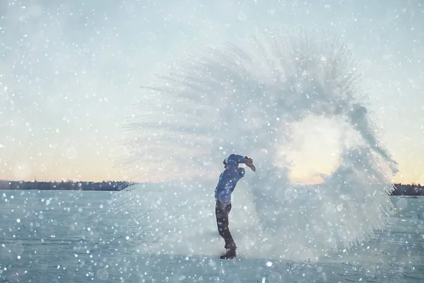 Gün batımında kar fırlatma adam — Stok fotoğraf