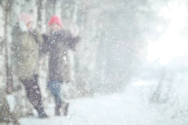 Giovani donne nel parco invernale — Foto Stock