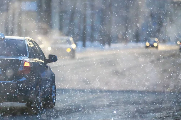 Auto sulla strada della città il giorno — Foto Stock