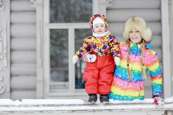 Donna e un bambino che giocano in inverno — Foto Stock