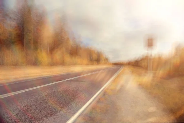 秋の道路は、背景をぼかし — ストック写真