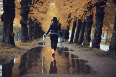 şemsiye yağmur sonrası yürümeye olan kadın