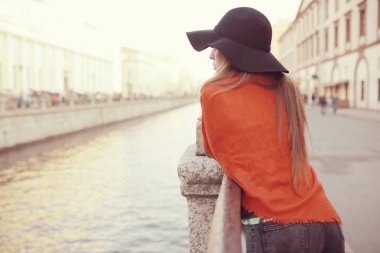 üzerinde sonbahar şehirde genç kadın