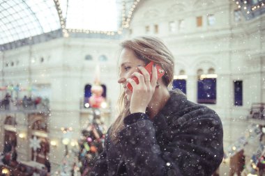 Mutlu kız telefonda konuşuyor.
