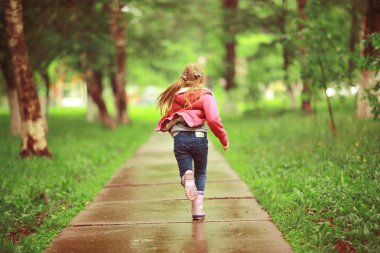 Bahar yağmur altında sevimli kız