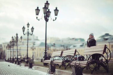 Kışın dalgın kadın