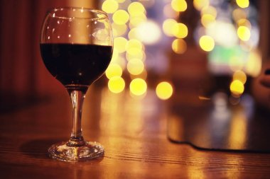 Bir bardak kırmızı şarap hizmet