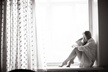 pencere kenarında oturan genç kadın