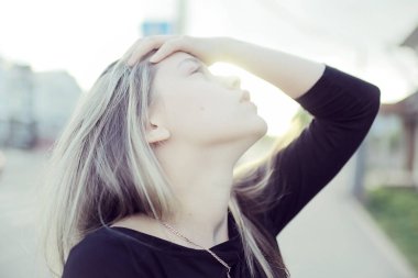 açık havada uzun saçlı sarışın